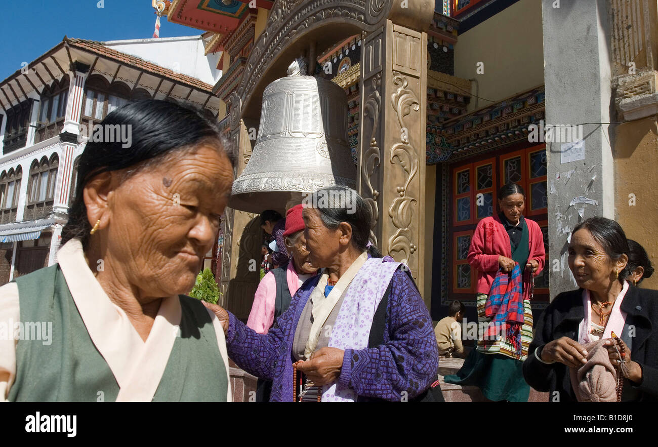 Morgengebet am Boudhanath Stupa, Kathmandu, Nepal Stockfoto