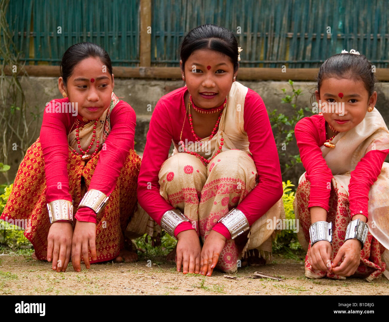 Trio von Assamesisch Mädchen ruhen vom Tanzen am Rongali Bihu Assamesisch Neujahrsfeier in Indien Stockfoto