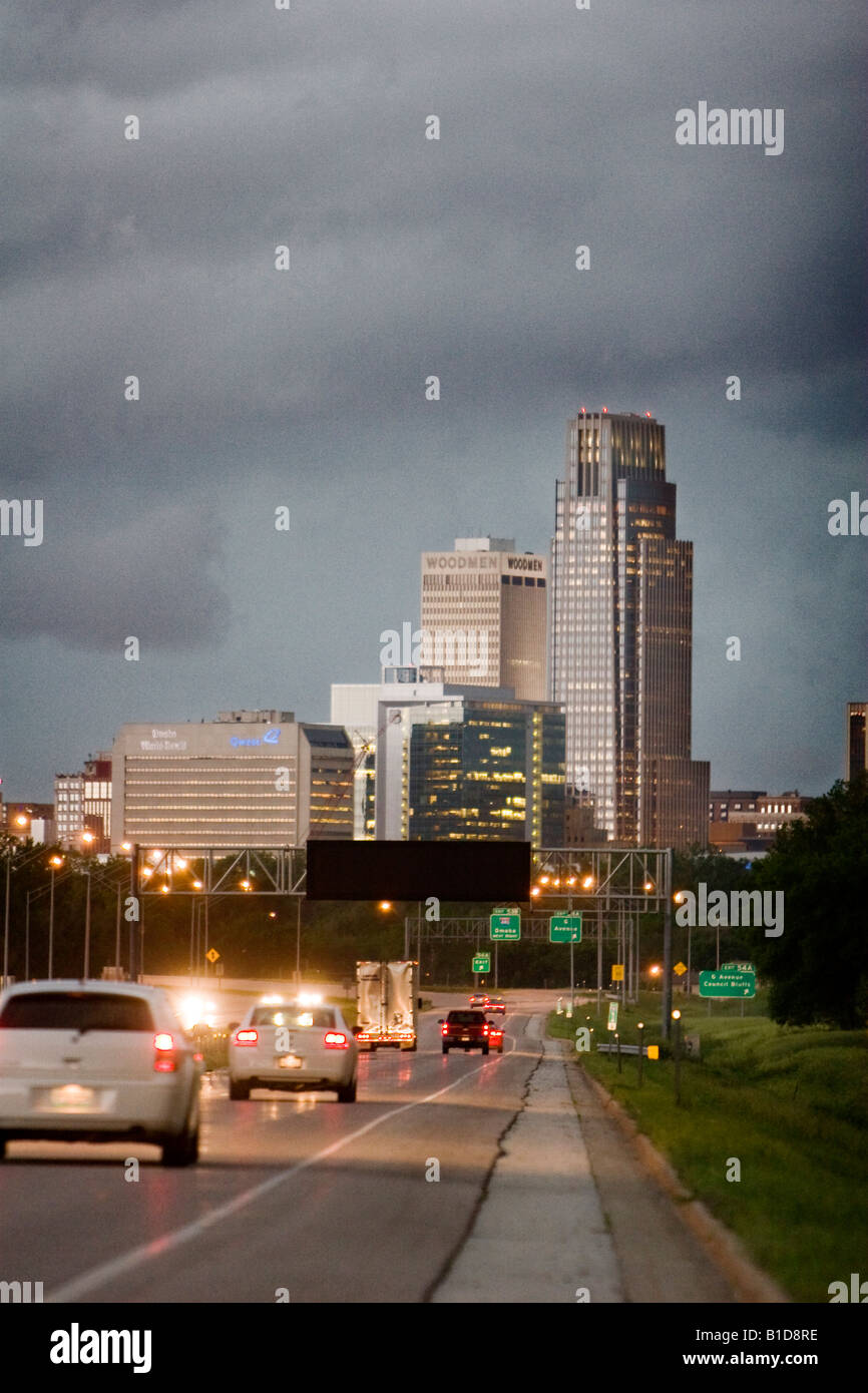 Gewitterwolken über Omaha Nebraska mit Interstate 80 in den Vordergrund. Stockfoto
