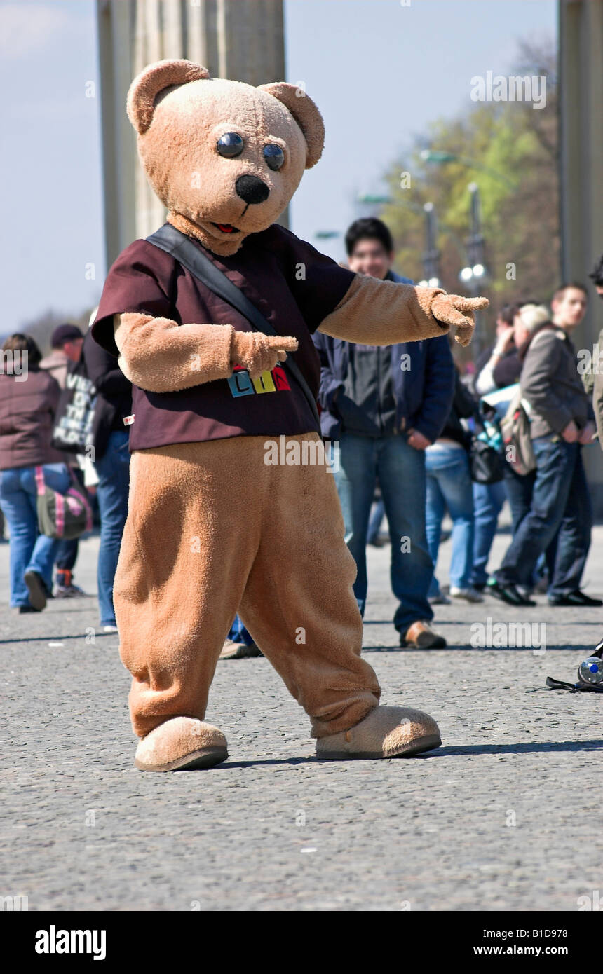 Mann verkleidet als berühmte Berliner Bär am Pariser Platz Berlin  Deutschland April 2008 Stockfotografie - Alamy