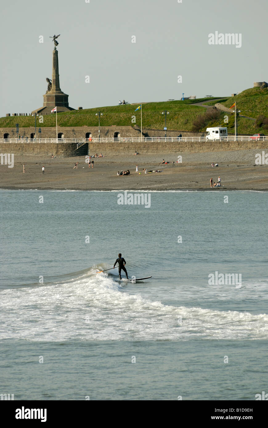 Surfer auf einer Welle aus Aberystwyth South Beach Stockfoto