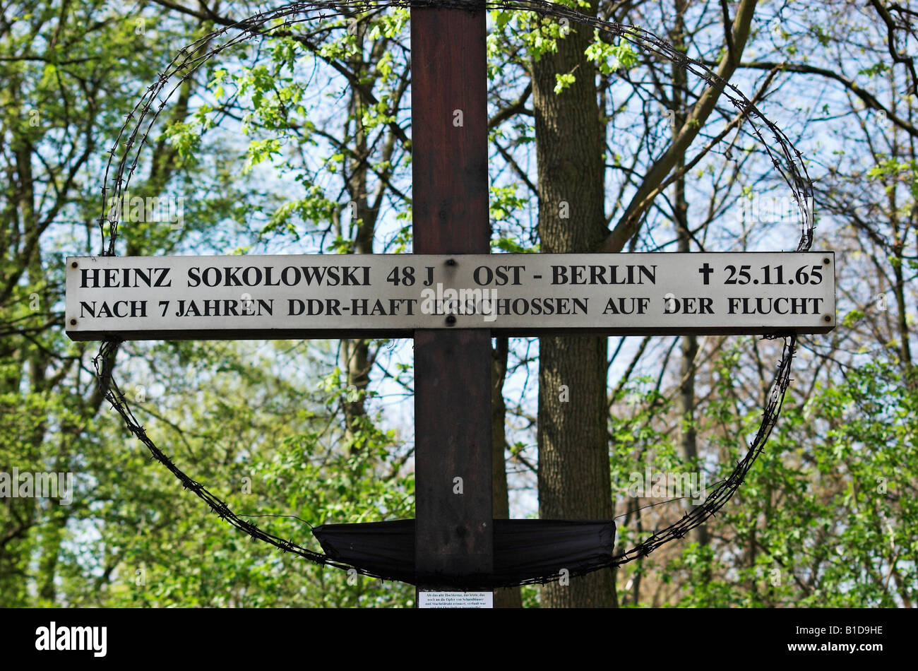 Holzkreuz zur Erinnerung an Heinz Sokolowski erschossenen durch DDR Grenzsoldaten, die versucht, die Berliner Mauer zu überqueren Stockfoto