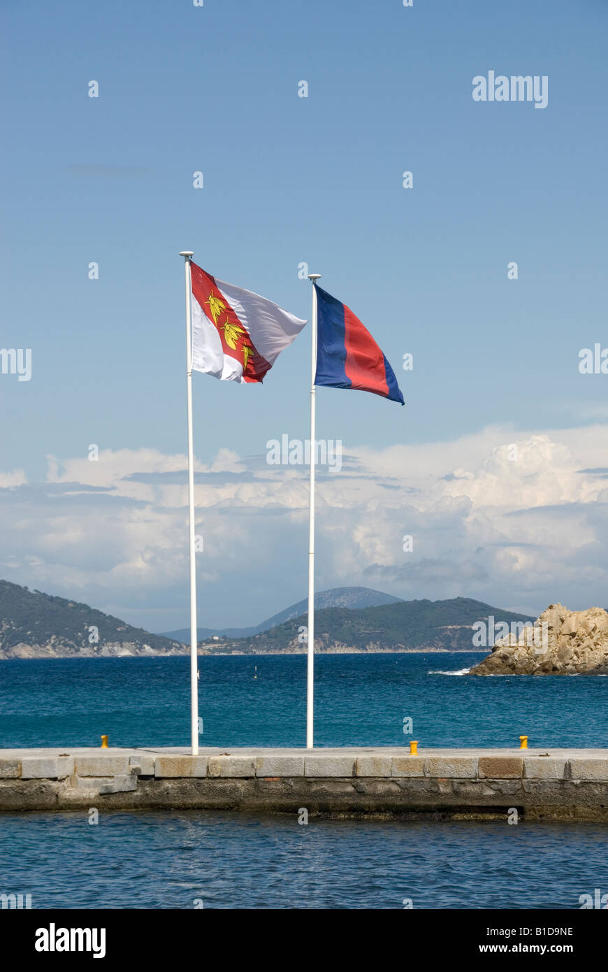 Zwei Flaggen der Insel Elba flattern in Marciana Marina Insel Elba, Toskana Italien Stockfoto