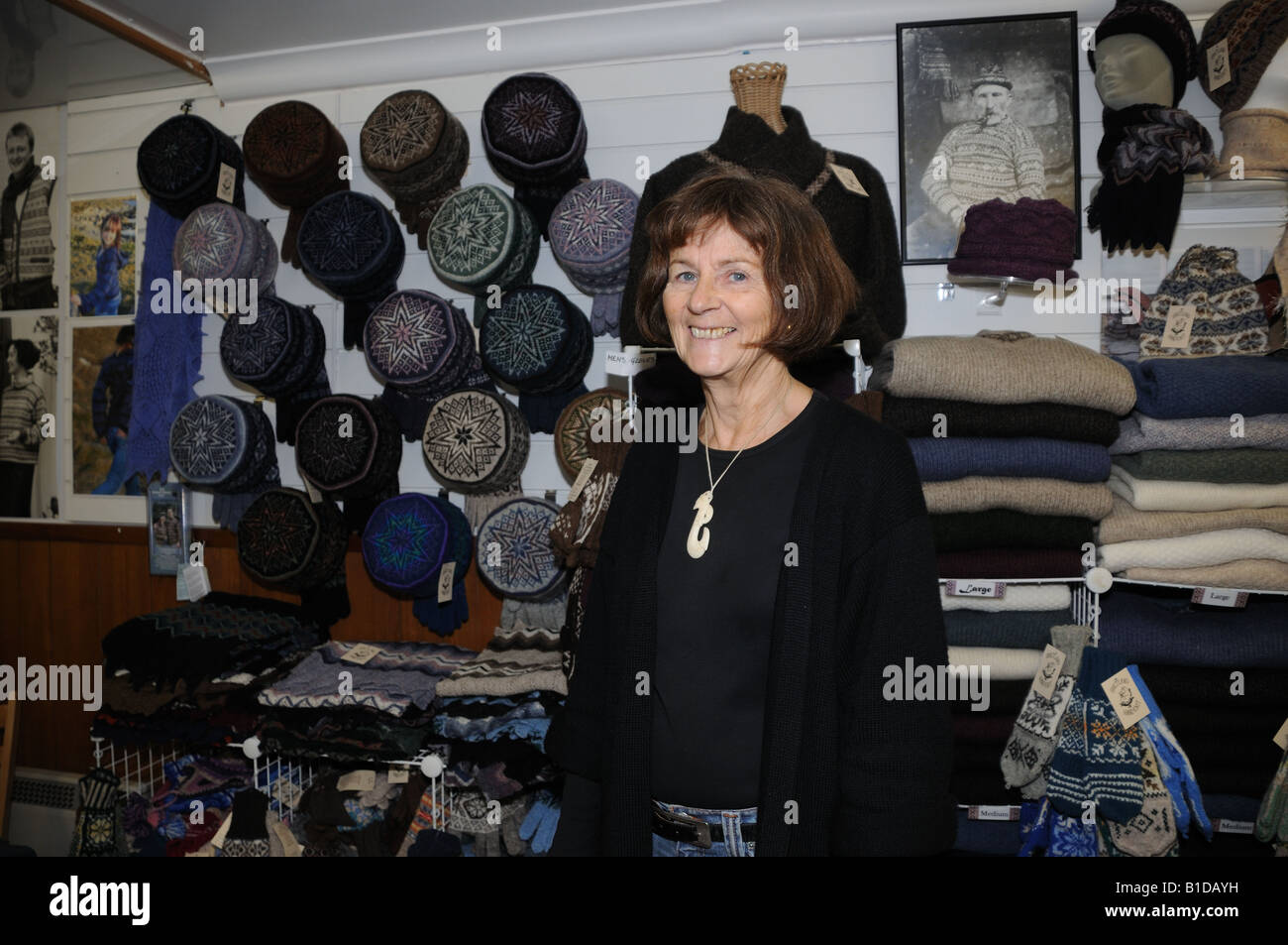 Louise Irvine ist der Besitzer von der Spinne ein Geschäft in Lerwick, Schottland, das gestrickte waren von den Shetland-Inseln verkauft. Stockfoto