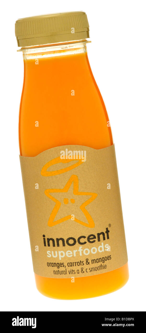 Flasche unschuldige Orangen, Karotten und Mango-Frucht-Smoothie Stockfoto