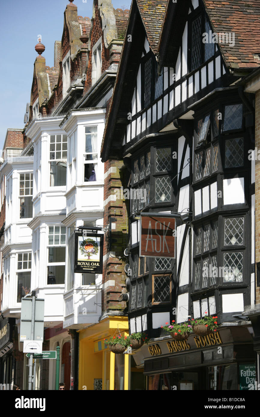 Stadt von Winchester, England. Gott gezeugt hat Haus in Winchester High Street ist ein Ask Kette Restaurant und eine Bar. Stockfoto