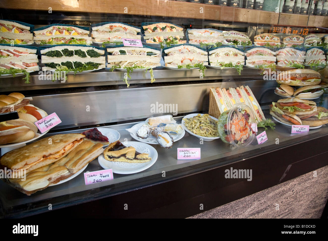Große Auswahl an Sandwiches italienische Snacks zum Verkauf in einem Straßencafé, Rom Stockfoto