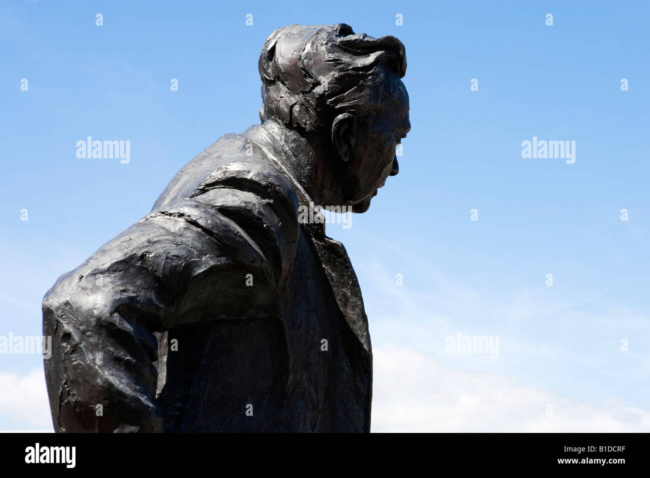 Statue des ehemaligen Labour-Premierminister Harold Wilson vor dem Bahnhof, Huddersfield, West Yorkshire, England Stockfoto