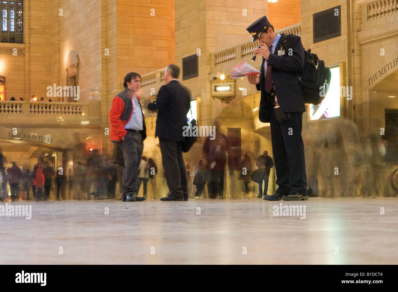 Niedrigen Winkel Langzeitbelichtung Schuss von Passagieren in Grand Central Station, New York mit Eisenbahn-Guard im Vordergrund bewegen Stockfoto