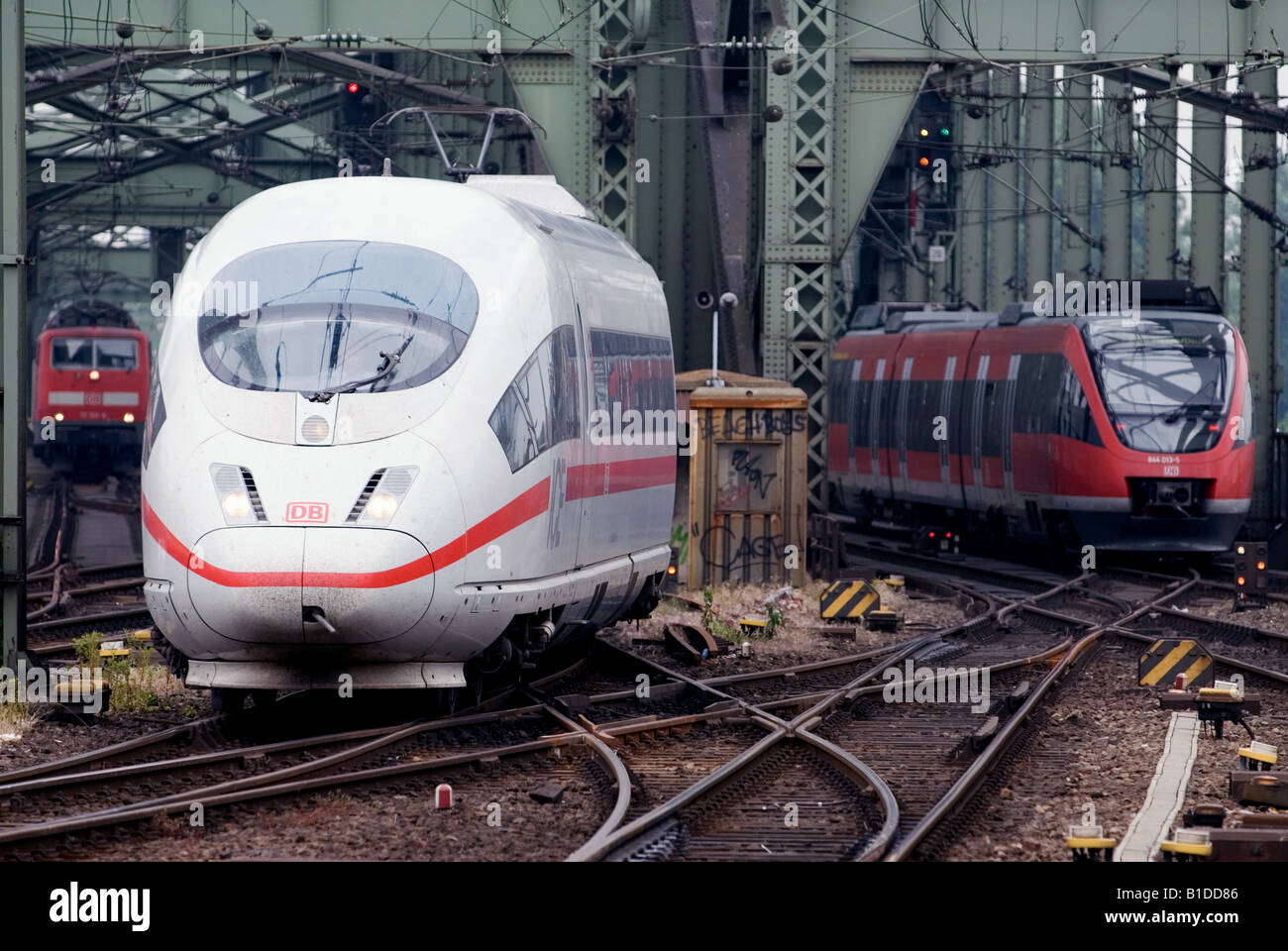 Deutschland Eisenbahn Personenzüge Überquerung des Flusses Rhein in Köln, Nordrhein-Westfalen, Deutschland. Stockfoto