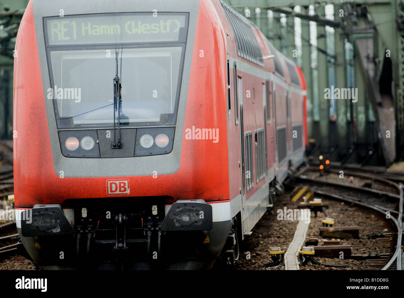 Deutsche Bahn-Doppeldecker-Regional-Express-Zug nach Hamm Köln,  Nordrhein-Westfalen, Deutschland zu verlassen Stockfotografie - Alamy