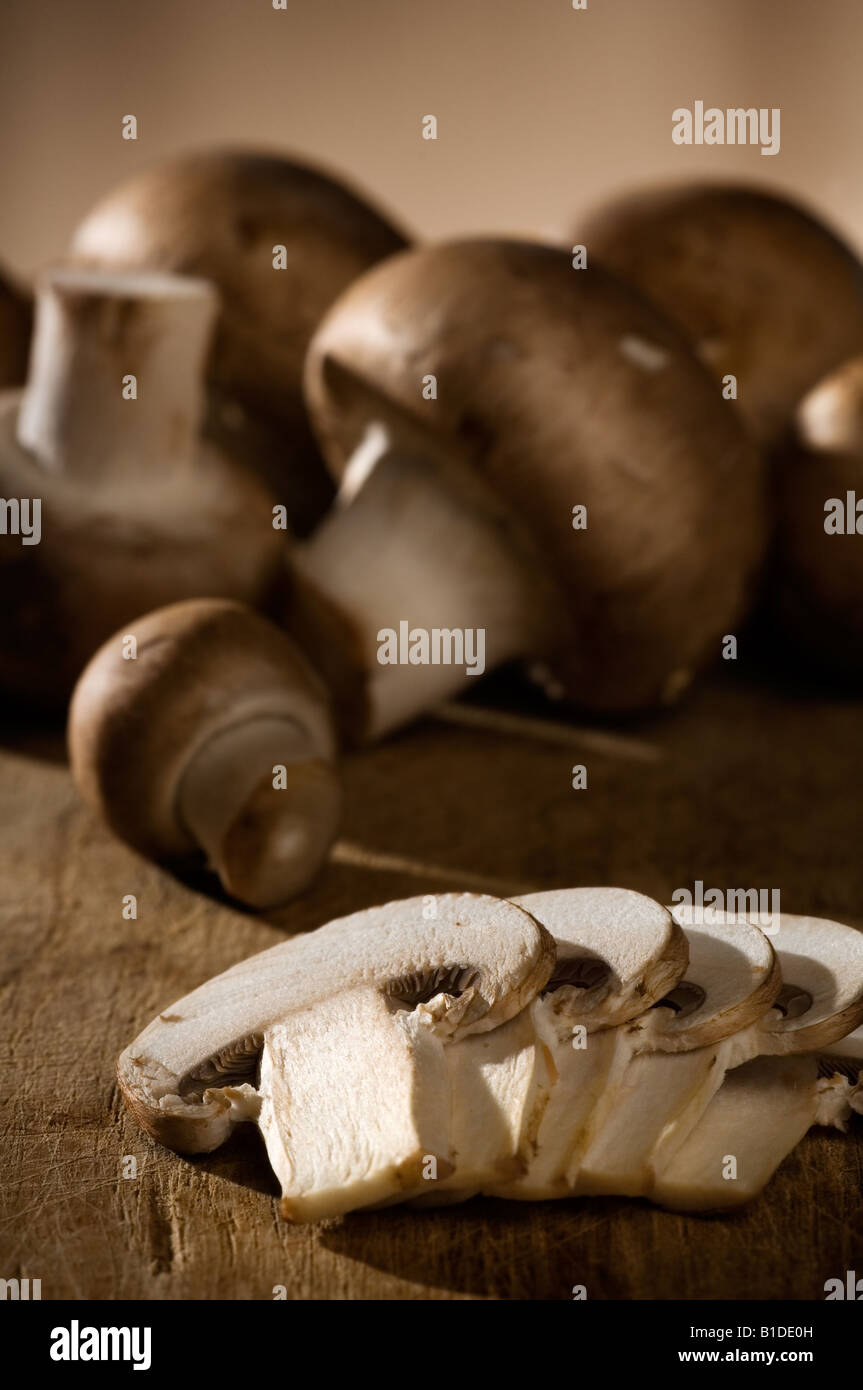 In Scheiben geschnittenen Champignons auf einem Holzbrett Stockfoto