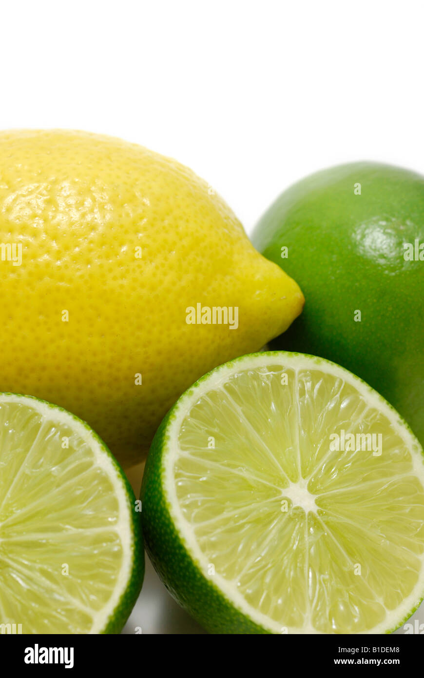 Zitrone, Limette und in Scheiben geschnittenen Limetten Stockfoto
