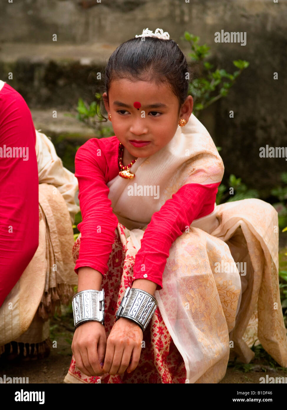 süße junge Tänzerin bei den Festspielen von Rongali Bihu Neujahr in Assam Indien Stockfoto