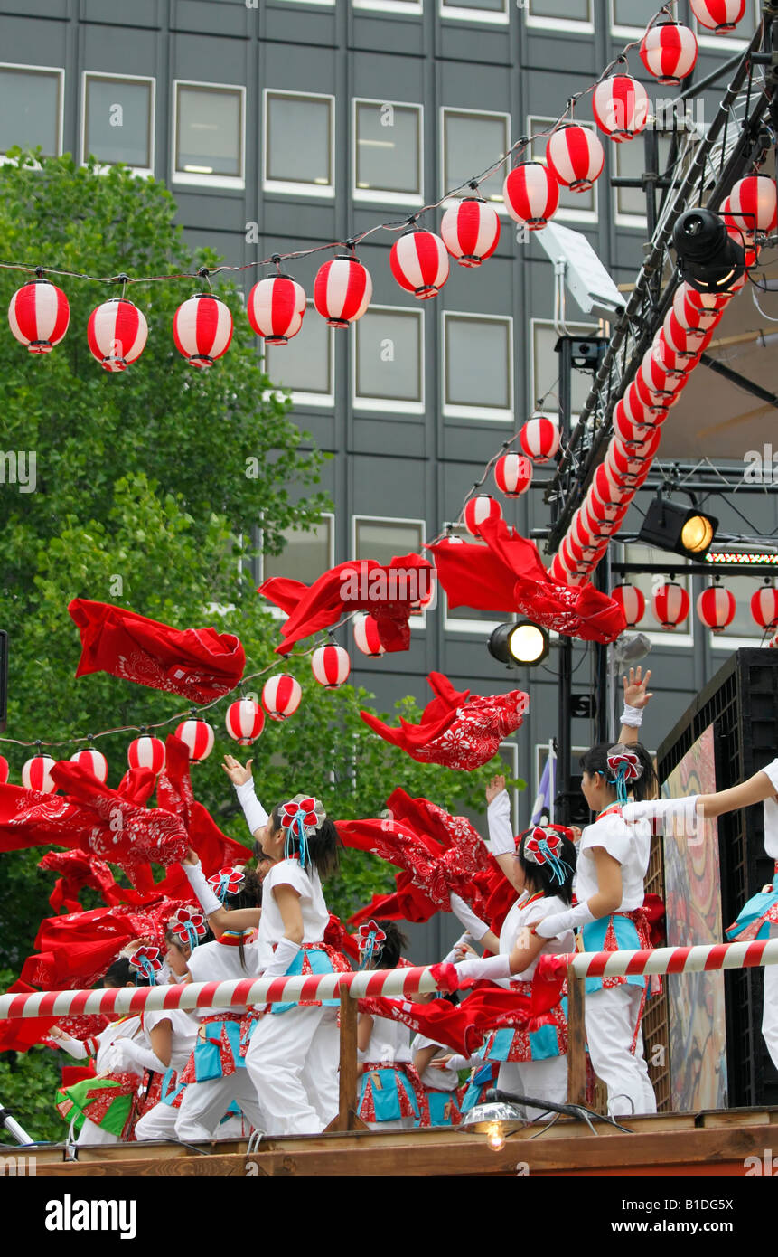 Japanische Kinder auf einer Bühne beim 17. Yosakoi Soran Dance Festival. Sapporo, Japan. Stockfoto