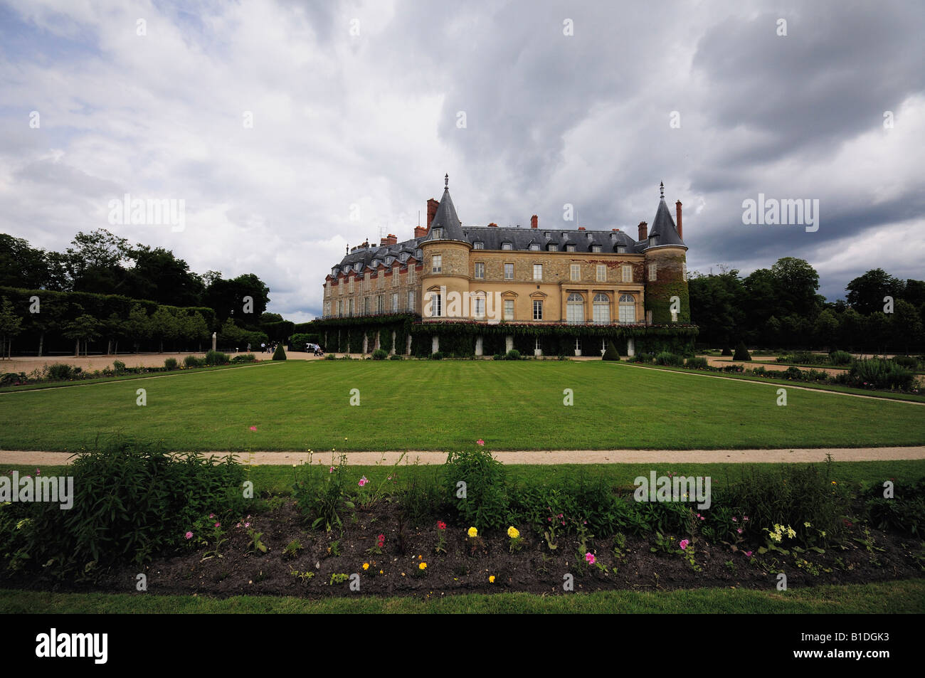 Rambouillet Frankreich Schloss mit Blumen Rasen Stockfoto