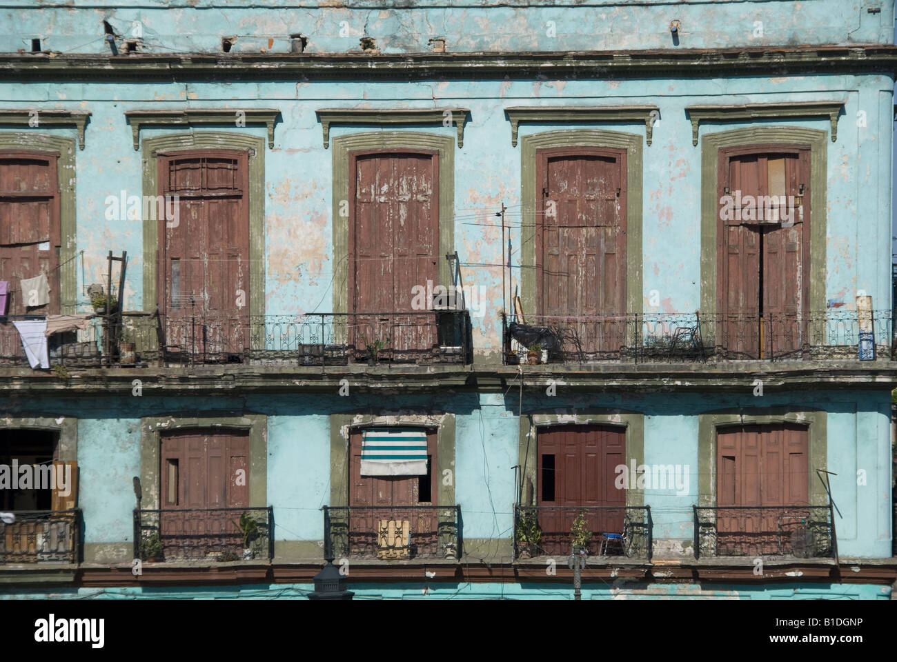 Verfallenden Gebäude in Habana, Cuba, gegenüber dem Kapitol Stockfoto