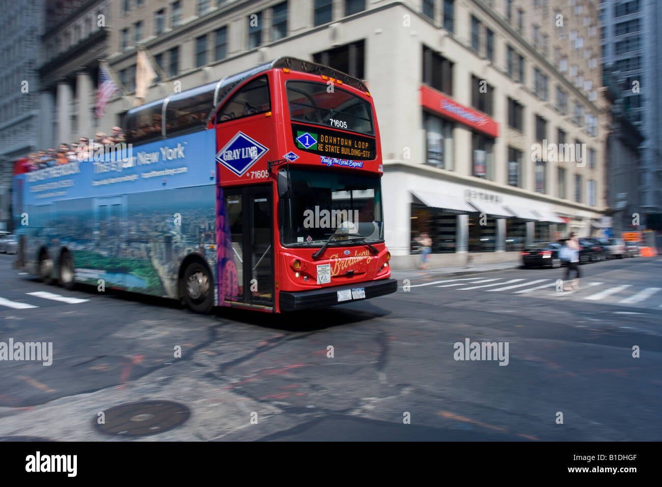 Grey Line-Tour-Bus beschleunigt den Broadway in untere Manhattan New York hinunter. Stockfoto