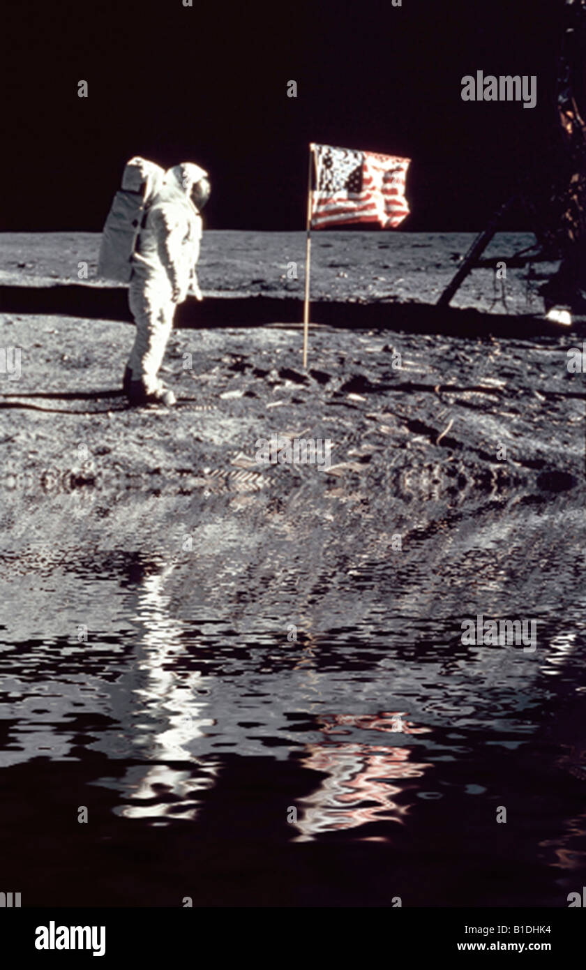 konzeptionell erweitert Computeransicht NASA Astronaut Buzz Aldrin auf Mond durch amerikanische Flagge steht im Wasser reflektiert Stockfoto