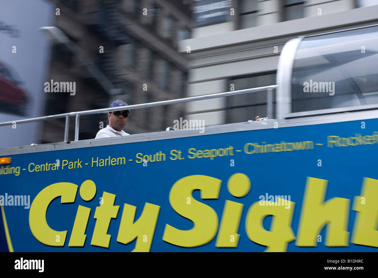 Ein Passagier auf einem City Sehenswürdigkeiten NY-Tour-Bus. Stockfoto