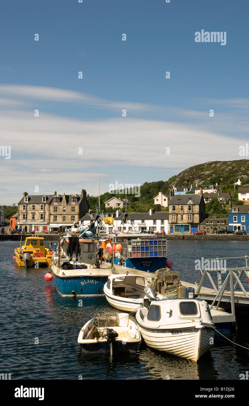 Angelboote/Fischerboote gefesselt im Hafen von Tarbert, Loch Fyne, Schottland ein idyllisches Fischerdorf bei Touristen sehr beliebt. Stockfoto