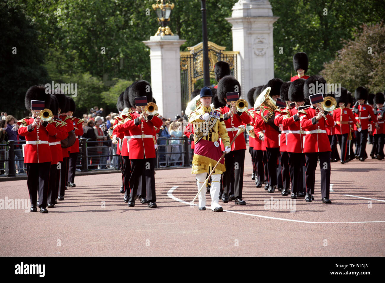 Der Scots Guards Band Marching Vergangenheit Buckingham Palace London Trooping die Farbe Zeremonie 14. Juni 2008 Stockfoto