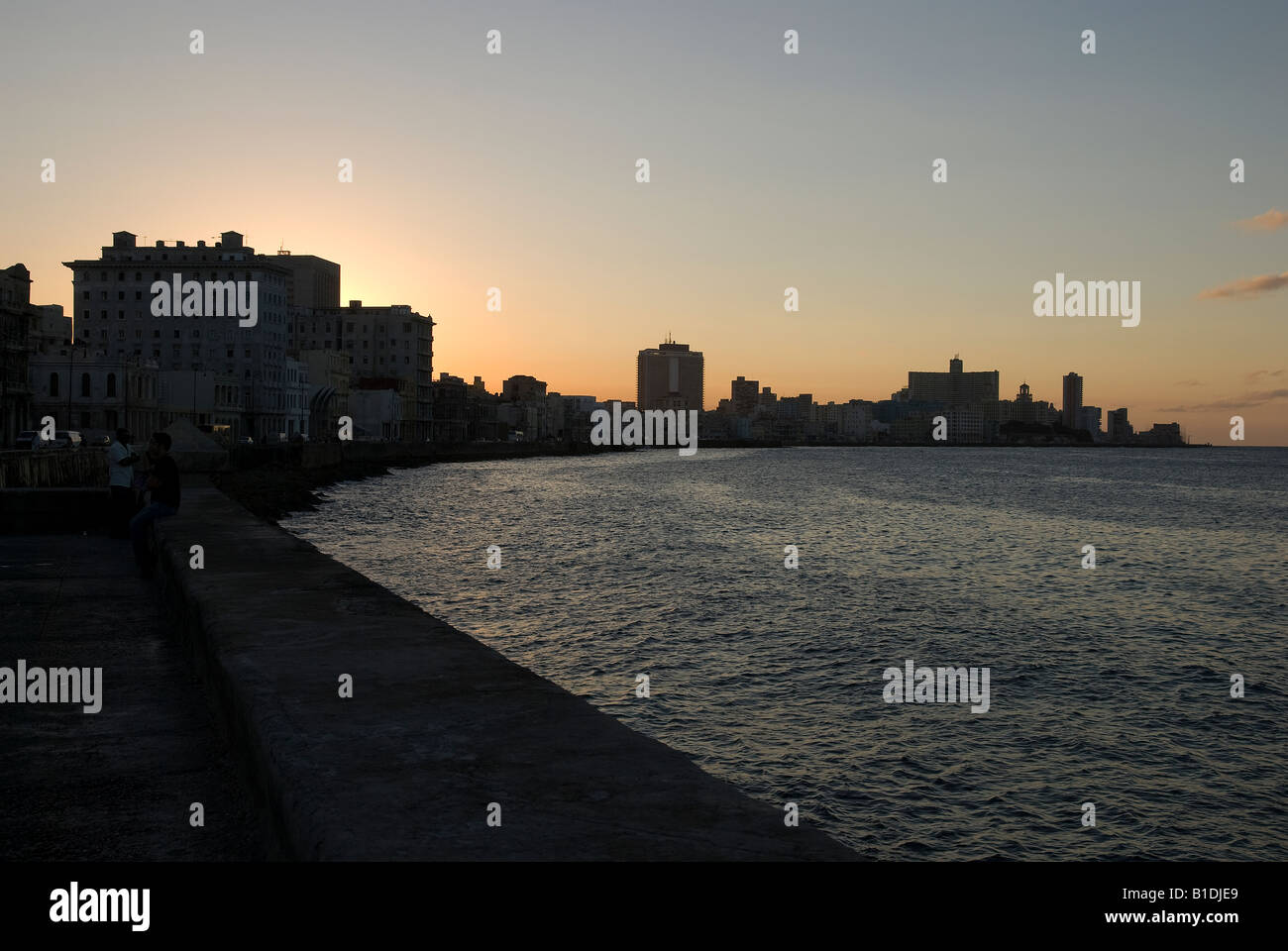 Sonnenuntergang auf dem Malecón, Havanna Stockfoto