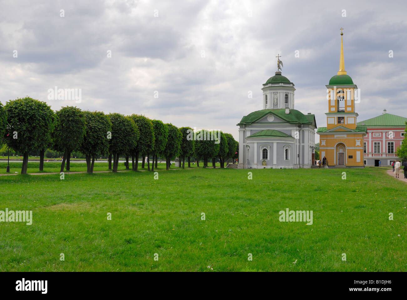 Kirche und der Glockenturm Turm in Kuskowo zählen. Moskau, Russland Stockfoto