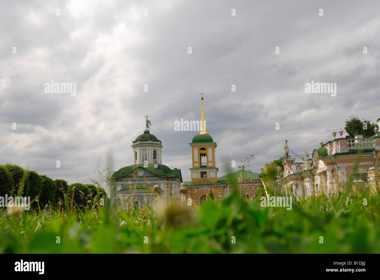 Kirche und der Glockenturm Turm in Kuskowo zählen. Moskau, Russland Stockfoto