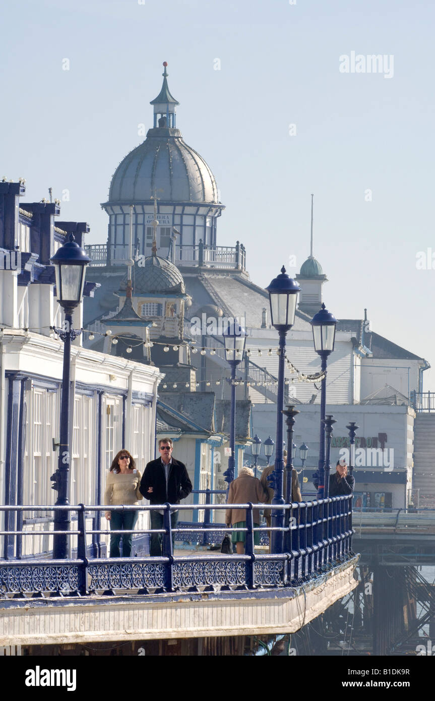 Eastbourne Pier in Sonnenschein getaucht, wie Besucher der Dielen spazieren. Bild von Jim Holden. Stockfoto