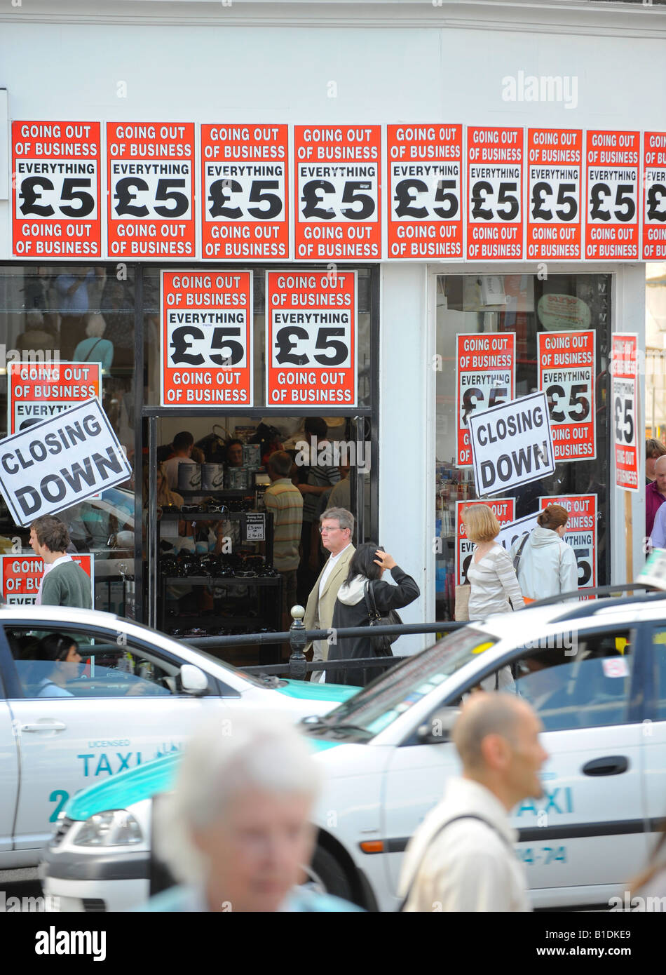 Kreditklemme: Schließung Verkauf für Brighton Händler mit Ladenfront mit Verkauf Plakaten geschmückt. Bild von Jim Holden. Stockfoto