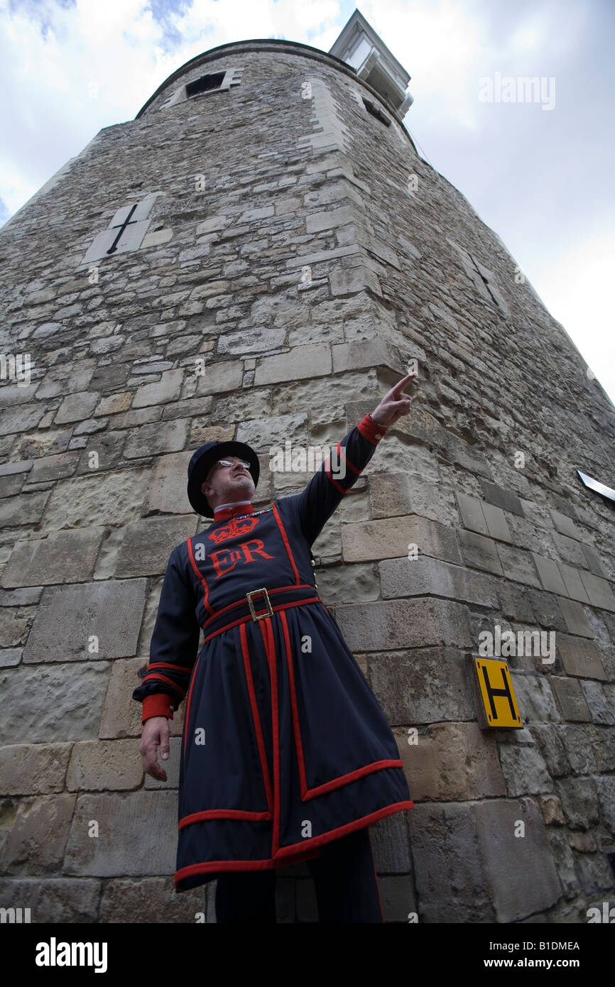 Beefeater Yeoman Of The Guard Warder erzählt die Geschichte des Tower of London England Großbritannien UK Stockfoto
