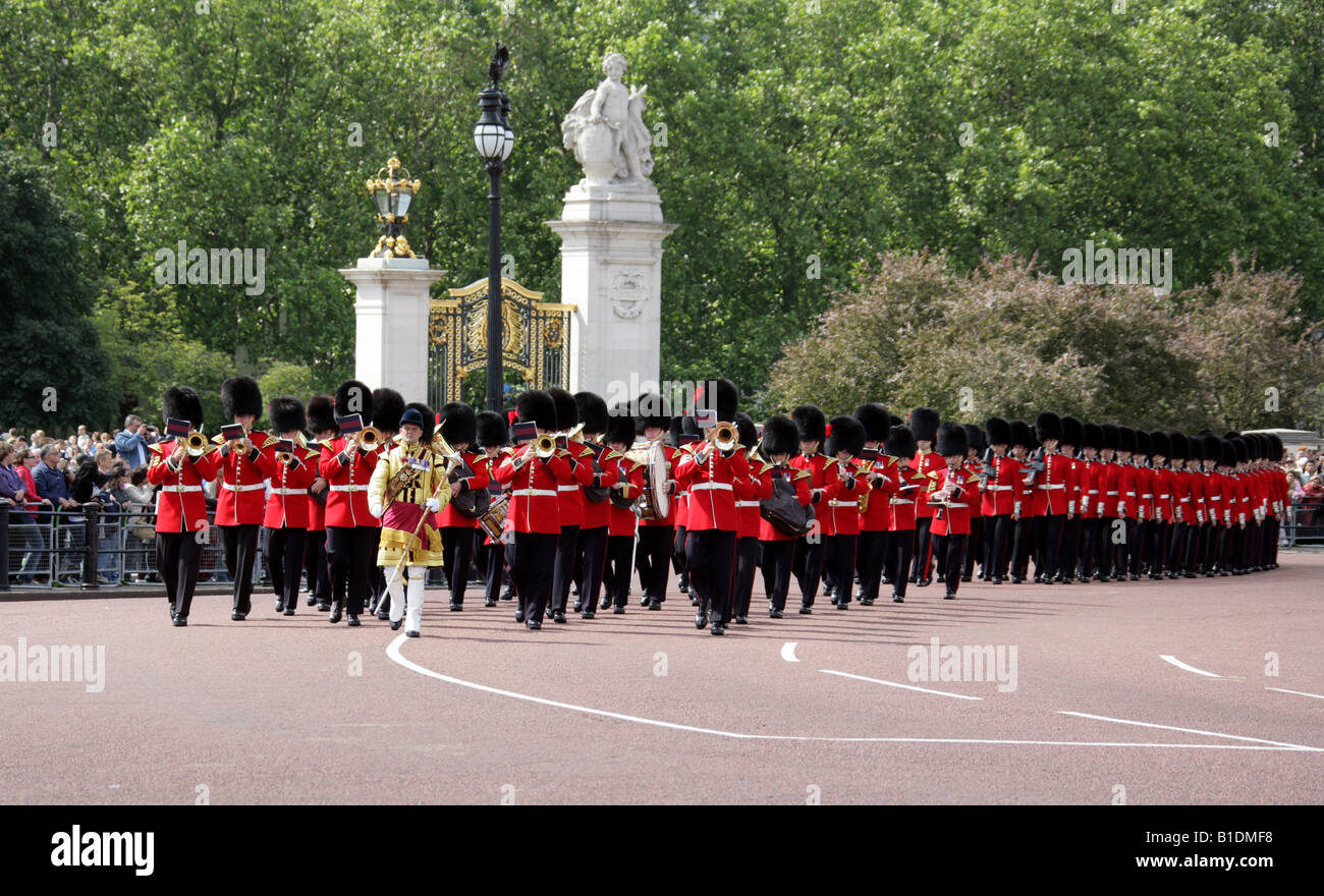 Coldstream Guards und massierten Band, Buckingham Palace, London, Trooping die Farbe Zeremonie 14. Juni 2008 Stockfoto