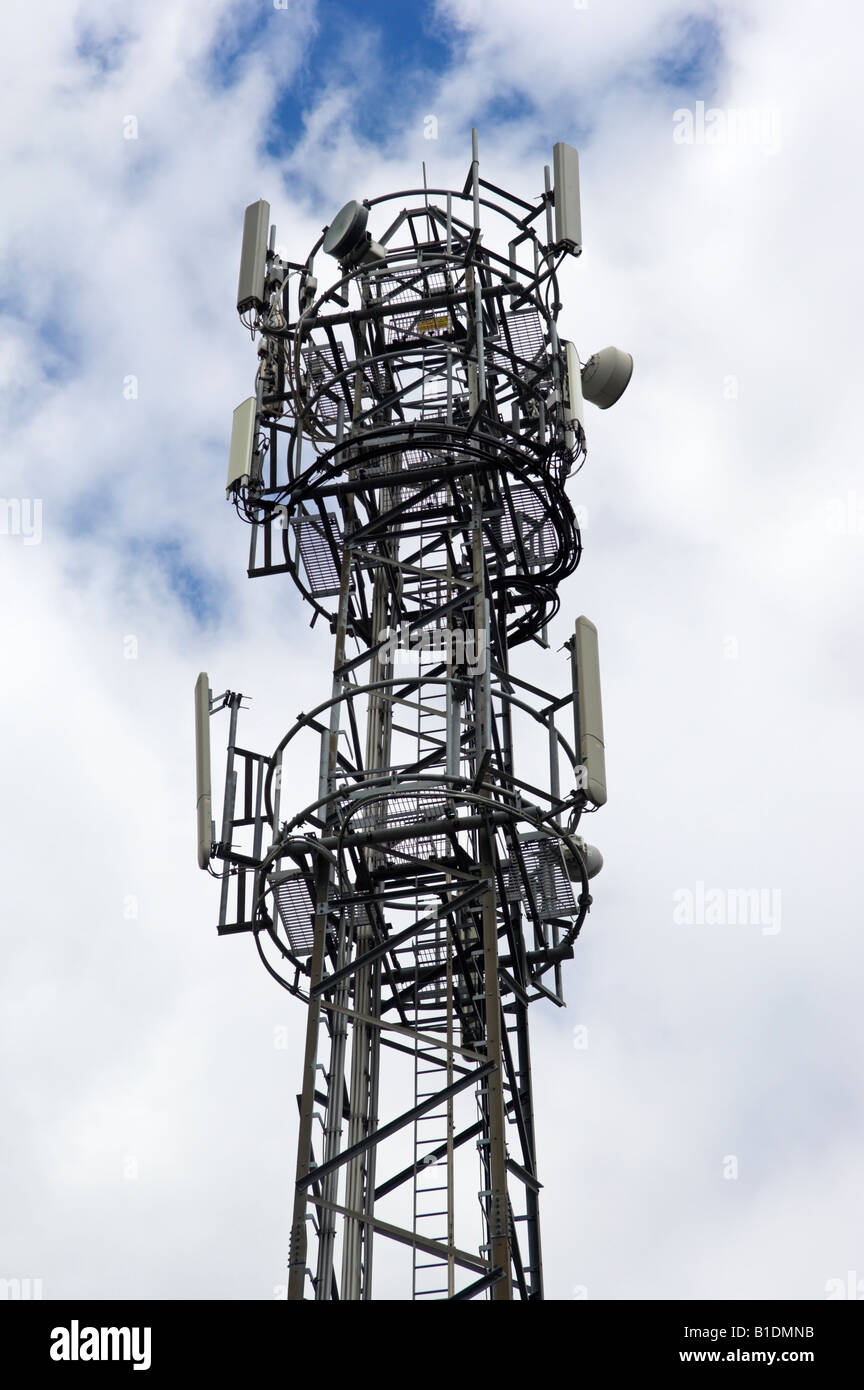 Kommunikation-Mast für Handy und Mikrowelle Stockfoto