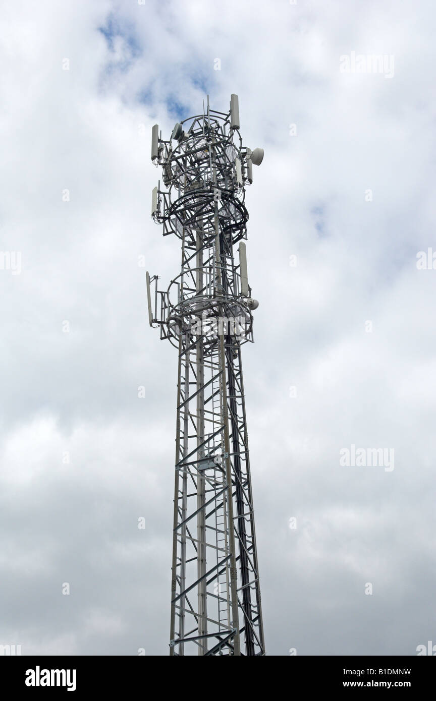 Kommunikation-Mast für Handy und Mikrowelle Stockfoto