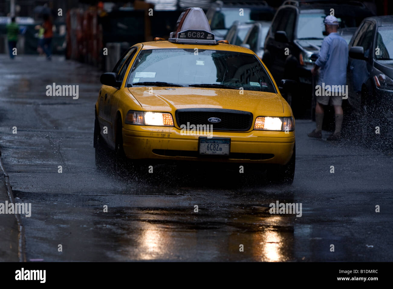 Ein New York City Taxi fährt hinunter einen Regen durchnässt Straße in Manhattan, New York. Stockfoto