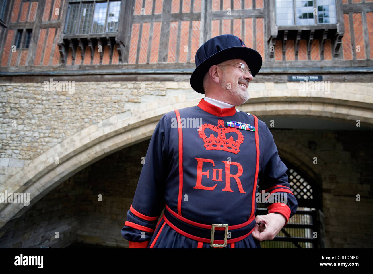 Traditionelle Beefeater Yeoman Of The Guard Warder an der "Verräter" Tor""Tower of London"England Großbritannien UK Stockfoto