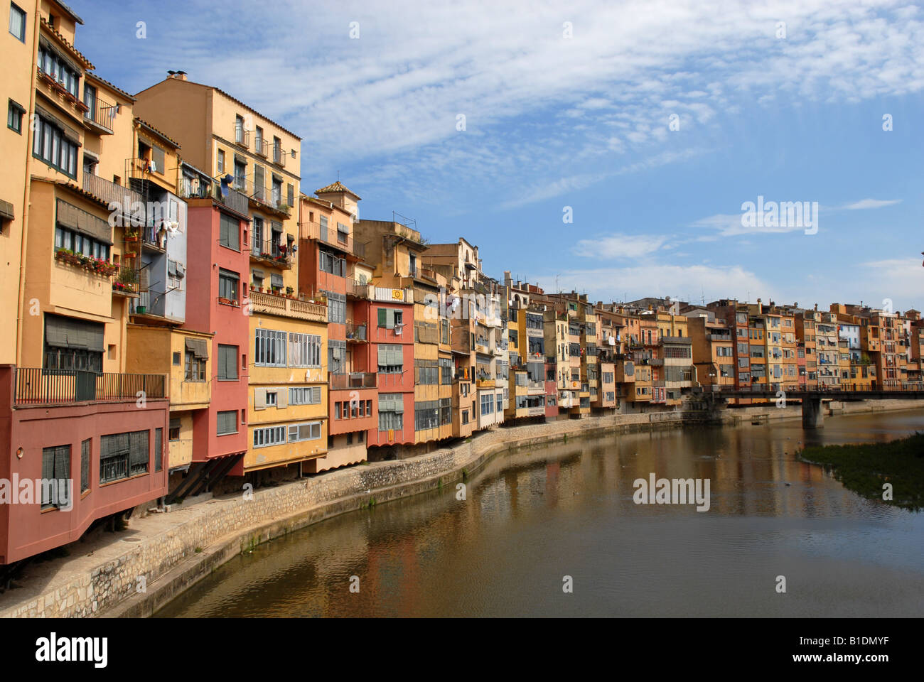 Cityapartments mit Blick auf den Fluss Onyar in Girona Spanien Europa Stockfoto