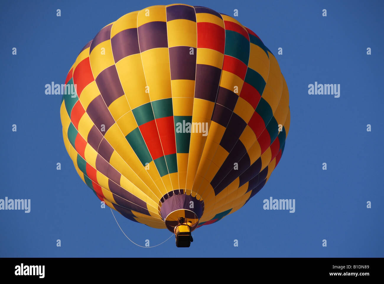 ein Heißluftballon in blauer Himmel Stockfoto