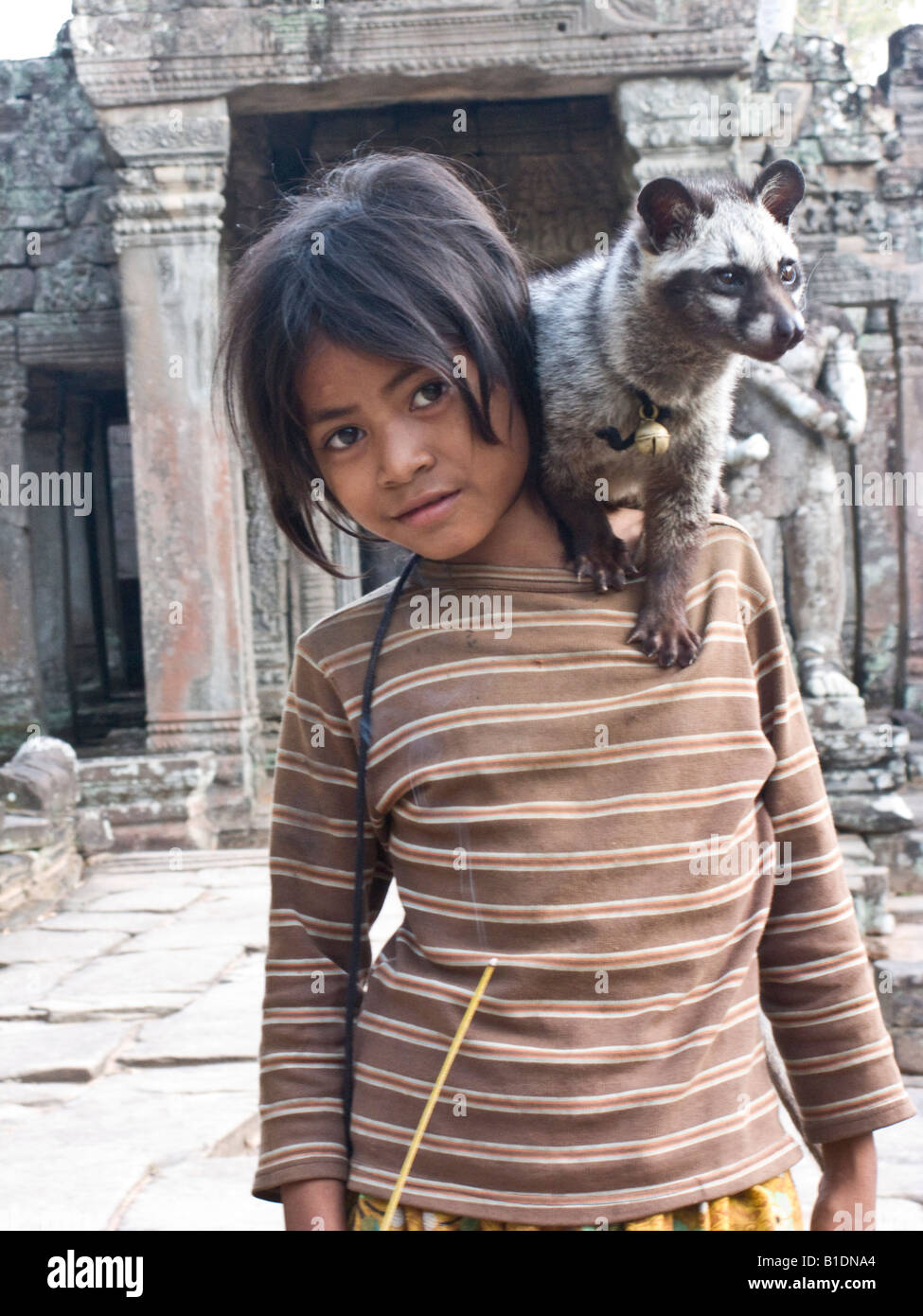 Kambodschanische Mädchen mit Haustier Zibet Preah Khan Tempel, Angkor, Kambodscha Stockfoto