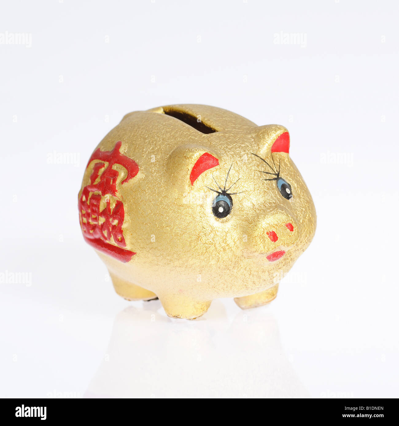Chinesische goldene Sparschwein mit roten Chinesen auf die chinesische  Körper bedeutet Reich zu werden Stockfotografie - Alamy