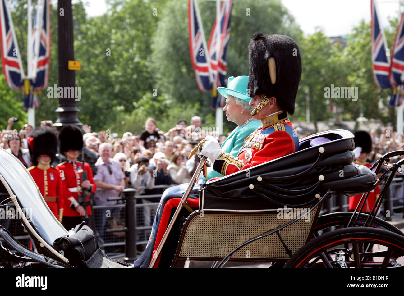 HM die Königin und Prinz Philip, Buckingham Palast zur Teilnahme an der Trooping der Farbtons 14. Juni 2008 verließ Stockfoto