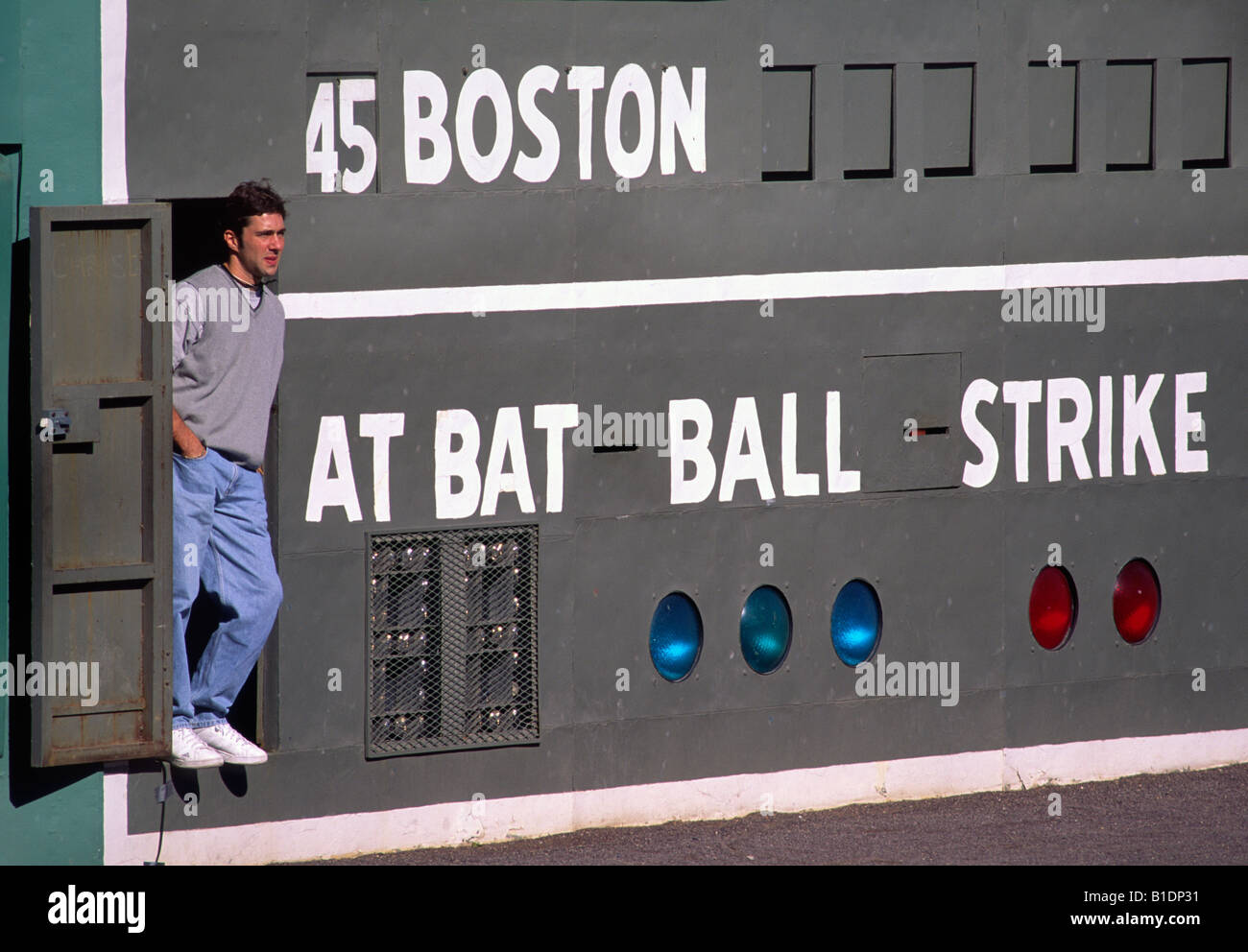 Die Punktrichter blickt eine Tür auf der Anzeigetafel im Fenway Park in Boston Stockfoto