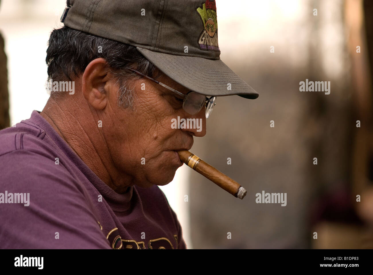 Ein Mann mit Zigarre im La Habana Vieja Stockfoto