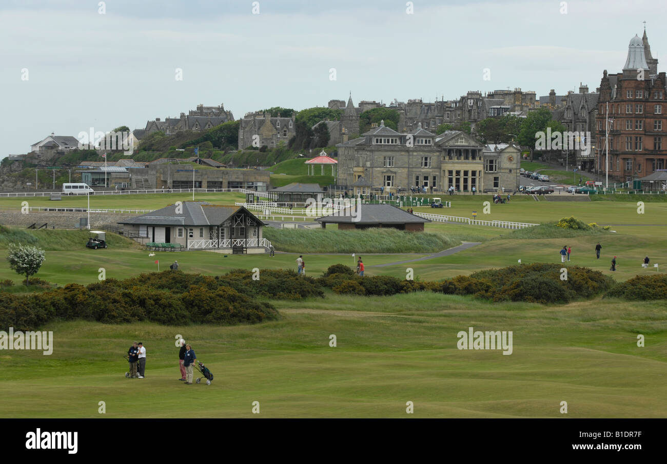 erhöhten Blick auf Old Course und Clubhaus des Royal and Ancient Golf Club in St. Andrews Stockfoto