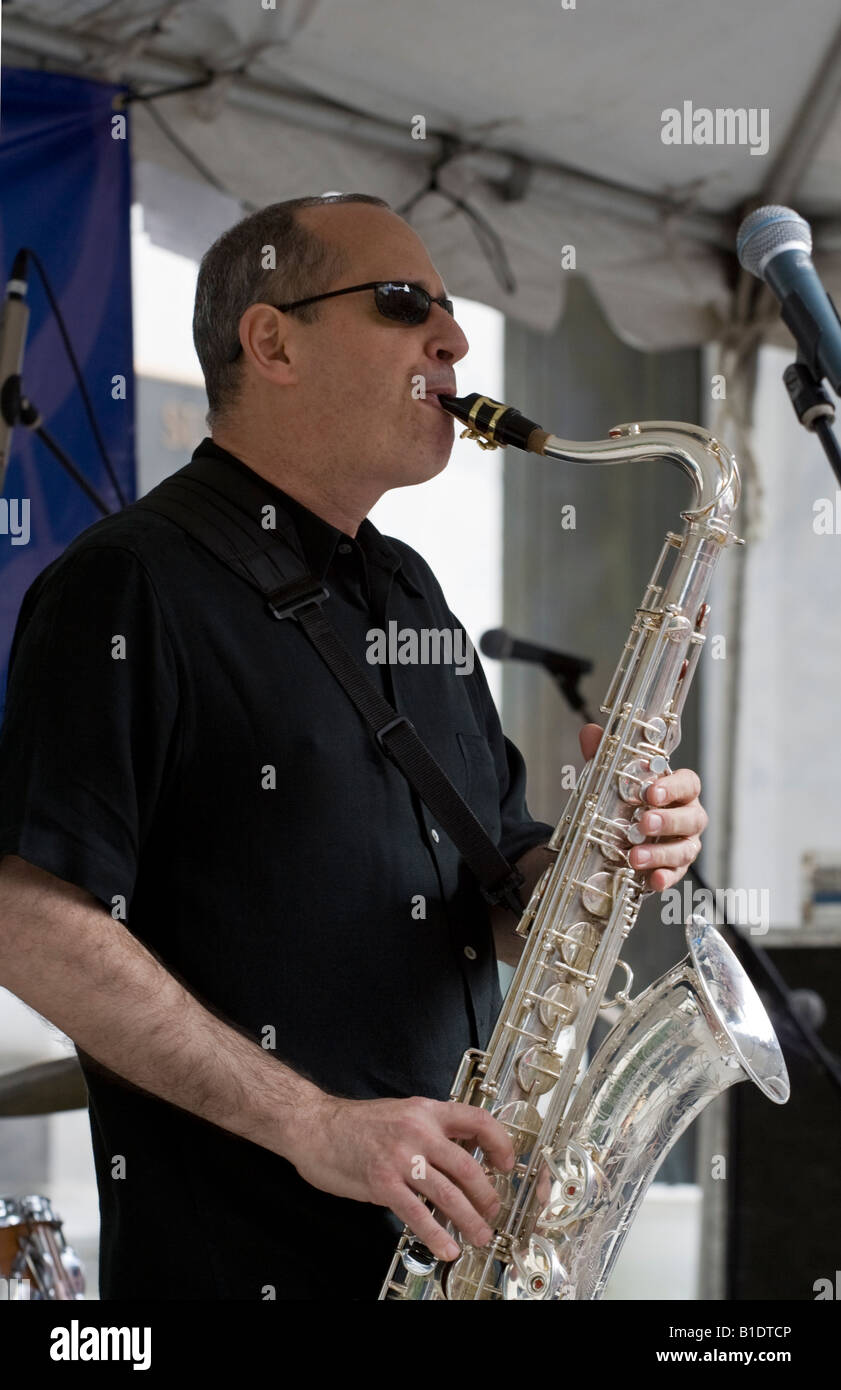 Tony Dagradi Saxophon mit "Astral Project" in New Orleans French Quarter Festival Stockfoto