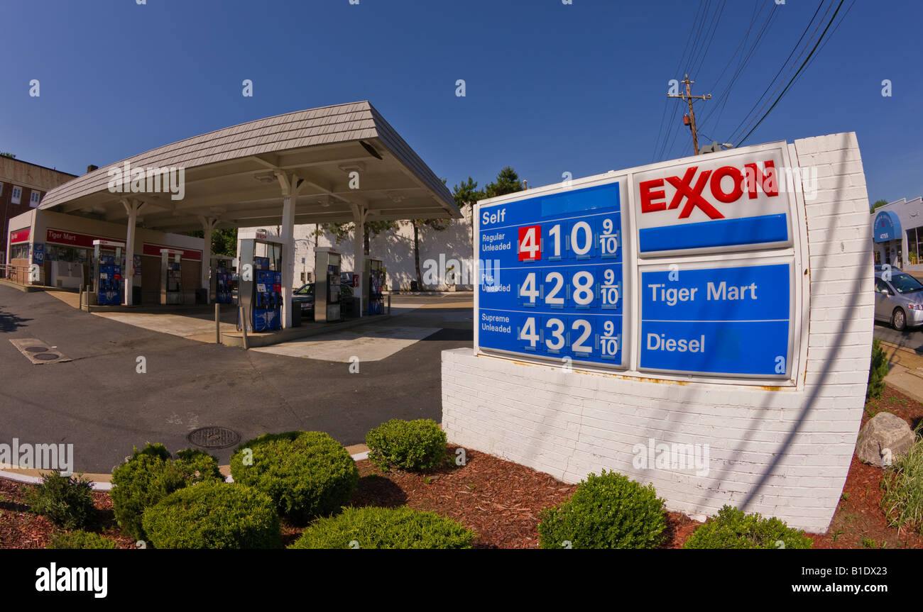 ARLINGTON VIRGINIA USA Benzin Preis Zeichen an Exxon-Tankstelle am 12. Juni 2008. Im Großraum Washington, DC. Stockfoto
