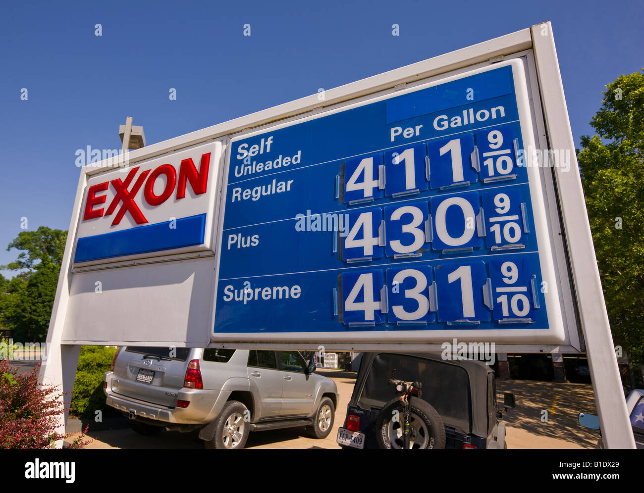 ARLINGTON VIRGINIA USA Benzin Preis Zeichen an Exxon-Tankstelle am 12. Juni 2008. Im Großraum Washington, DC. Stockfoto