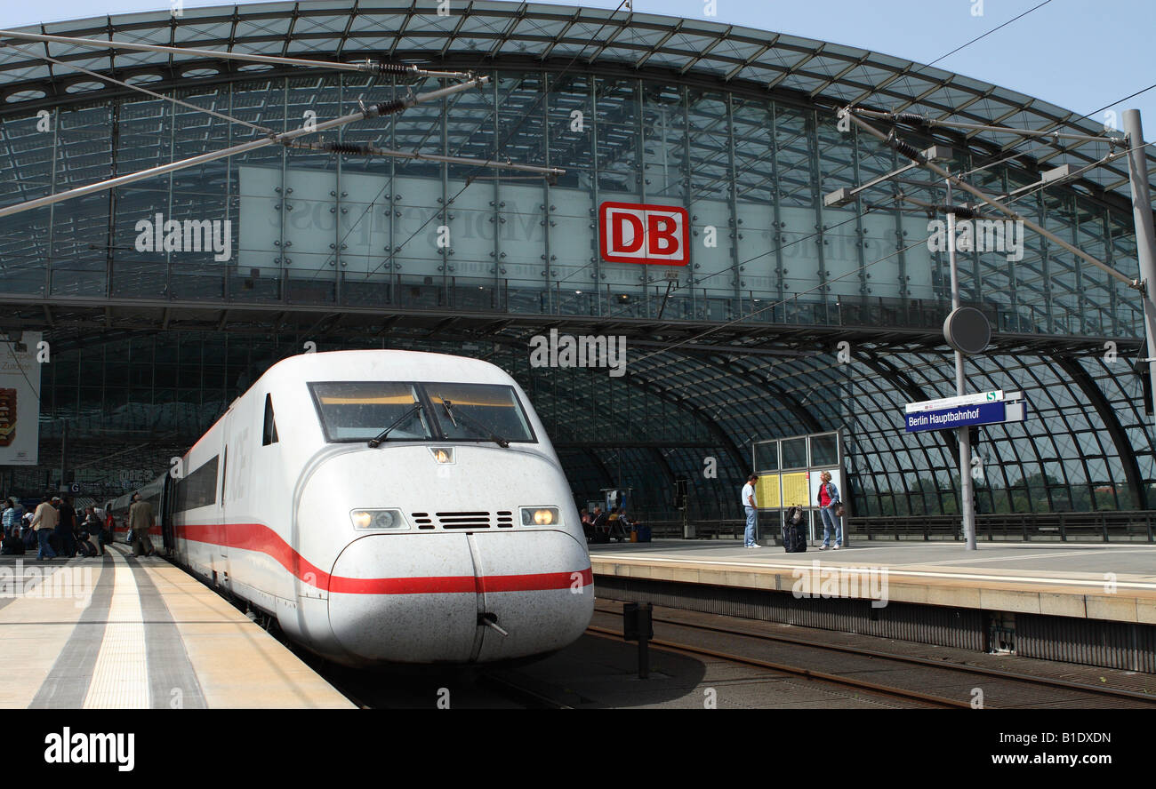 Berlin Deutschland high-Speed-Deutsche Bahn ICE-Zuges in der modernen Hauptstadt Hauptbahnhof Hauptbahnhof Stockfoto