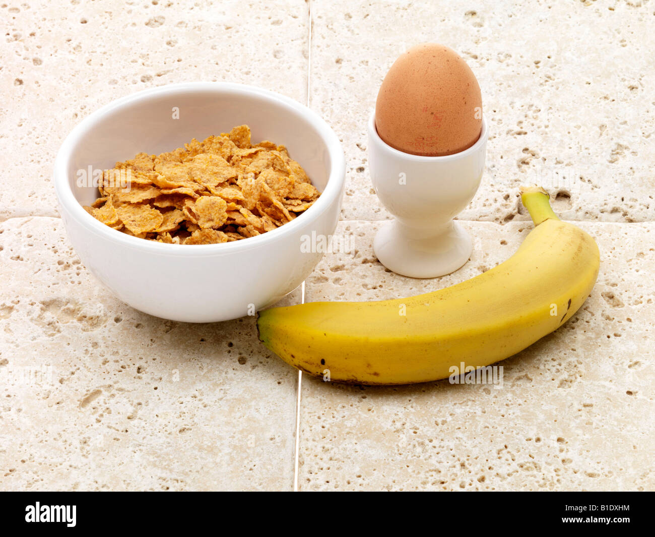 Gekochtes Ei mit Müsli und Banane Stockfoto